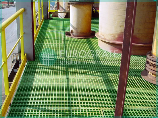 pavimentazione in grigliato e parapetti di protezione in PRFV per il settore chimico