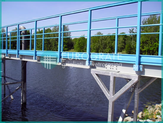 ponte di parapetti di protezione nel bacino di un depuratore d'acqua