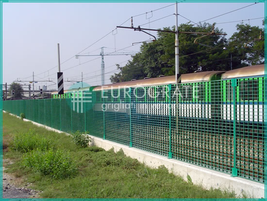 recinzioni industriali per delimitare il passaggio dei treni